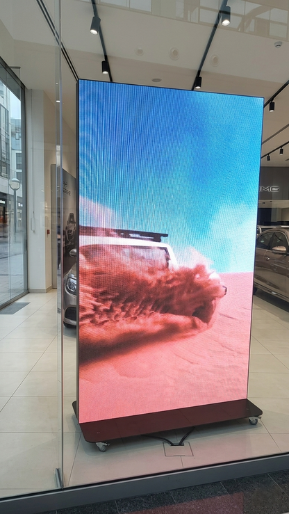 Nagy méretű LED poszter kerekeken guruló állványon